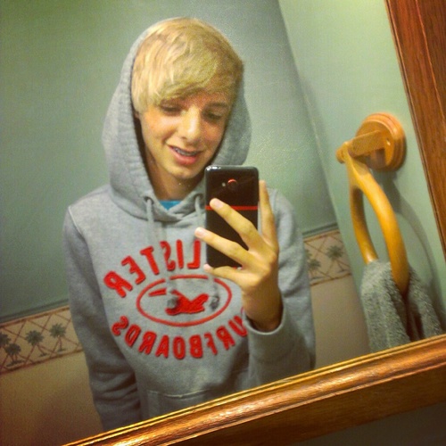 i know you wanna follow me, beautiful? (: i make YouTube videos. mahomie. soccer is life. ask for a follow back. (: kik: daniellarry13 IG: daniel_larry13