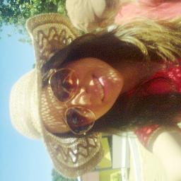 Ser feliz não é ter uma vida perfeita. Ser feliz é reconhecer que vale a pena viver, apesar de todos os desafios.. (:
