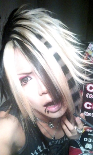 Milka-chan. 15 anos. Animes. Apaixonada por Jrock. Kuroshitsuji lover. Descendent of Rose. Kawaii. Dorminhoca. Desenhar. Violão. Música.