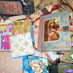 Making Mini Scrapbooks - Free tutorials on how to make mini scrapbooks.