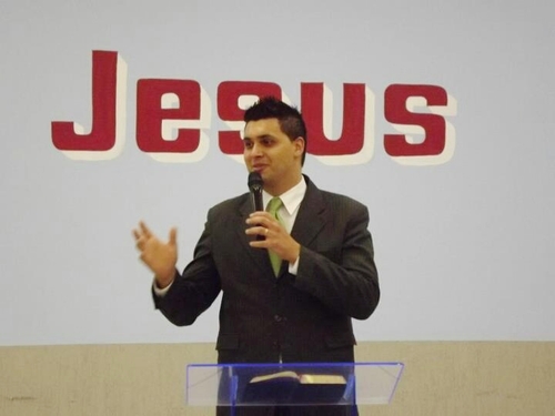 Ministro do evangelho , servo de Deus casado com a linda Roseli membro da AD na cidade de Sorocaba , adorador por exelência ...