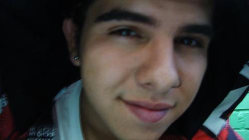 Curto música, viajo quando to com meus fones, curte fazer amizades e me apego facil ^^