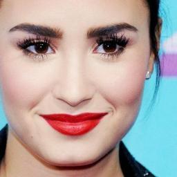 i love you demi soo much follow me please @dddlovato please :( I'm Brazilian lovatic please follow me i love you *-*