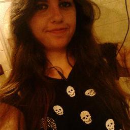 Otome, devoradora de livros, confusa, tímida, doida, irônica, música, gamer, projeto de escritora.