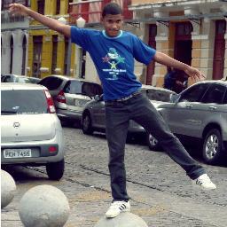 Magro, baixo, um pouco bonito. . . 

Mim Add no msn : Leandro_nomedeguerreiro@hotmail.com