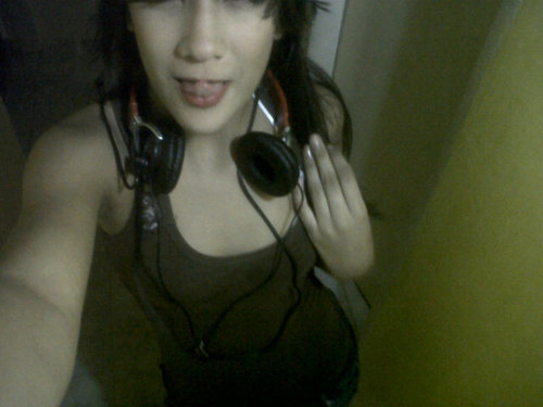 Mi vida esta escrita en un libro que no pienso publicar,modelo amante de la musica *-* RENE