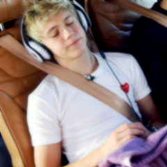«Rock me, Rock me, Rock me…Yeah! R-O-C-K me again » oned, finley. #directioner ♥  @CodySimpson ♥♥