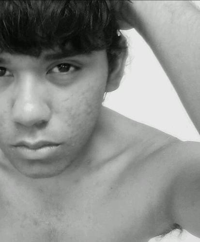 Não vou falar mal, sou brincalhão, Alegre , as vezes extrovertido, confiável,amigo, Confio no infinito amor de Deus.[/Quer saber mais?! É só ser meu follower!