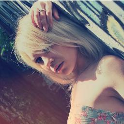 Hi! everyone.I'm Kristin 20 years old.I like to write about beauty, makeup and my favorite celebrity Rihanna,the top celebrity of Barbados.