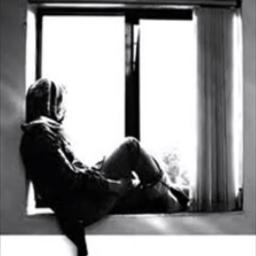 Solo una mujer mirando por la ventana.