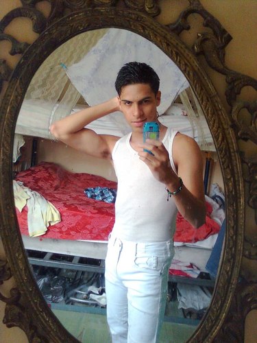 Soy estudiante de Odontologia de la Universidad de Guayaquil y me apasiona el futbol y en especial mi Barcelona.. y tengo 20 años bien cumplidos.. :)