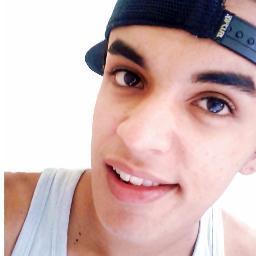 Bagunçeiro, desastrado, atrapalhado, desorganizado, ciumento, orgulhoso, irritante e palhaço. Sou tudo, menos perfeito ! , Prazers Annderson Santos Dii Deuus (:
