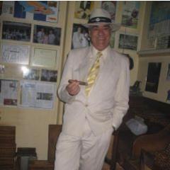 Roberto Rodríguez Pardal is owner & CEO of the oldest hand made cigar factory of Argentina founded in 1928. The story begun in Spain and goes on in Cuba.