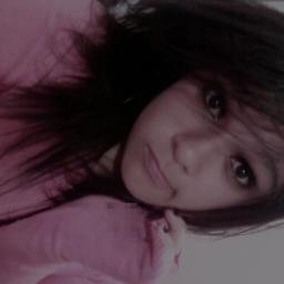 Sou ciumenta, boba, insegura, romântica, chorona, mandona, orgulhosa, irônica, sonhadora, exagerada e custumava ser chata, hoje em dia sou insuportavel ; *.*.