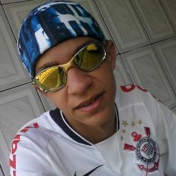 UMA PESSOA FELIZ PRA CARALHO. QE TEM AMIGOS VERDADEIROOS É O MAIS IMPORTANTE FILHO DE DEUS *-* ;)