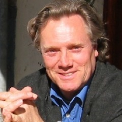 Was 33 jaar kunstredacteur. Nu schrijver/uitgever. Serie Karel Cavia bedoeld voor kinderen die niet makkelijk lezen. In elk boek luister-cd met alle verhalen.