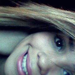 Mas de onde você veio linda? Mó porte de modelo, sorriso de menina, sempre com a mão no cabelo.