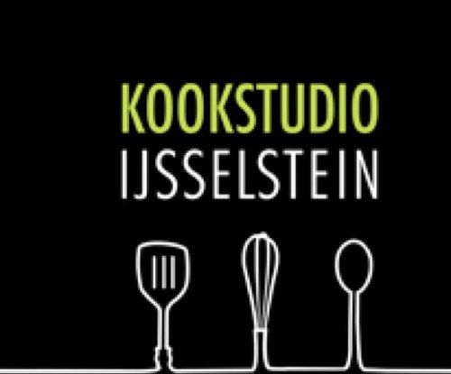 Samen achter de pannen in onze professionele keuken. Kookstudio IJsselstein, de vijf sterren locatie voor uw perfecte avondje uit
