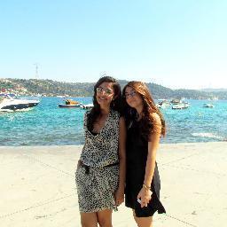 (Kedikoliik)* - ''Hiç kalbin kırılmamış gibi sev,kimse izlemiyormuş gibi dans et ! ''