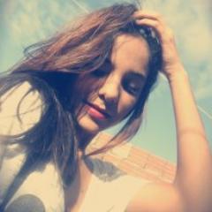 Blogueira e dona do blog #SabrinaDiz, tem 15 anos, ama animais, fotografia, Deus, moda, maquiagem, tendências e tudo o mais... rs.