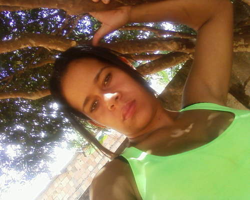 sou alegre e adoro uma boa companhia....