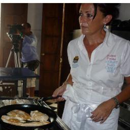 Chef Restauradora apasionada con su trabajo, su familia y su vida. Uribista hasta la medula