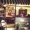 hachimakura's profile picture. 古い紙モノやアンティークの店。急な買い取りやイベント出店などで営業時間の変更・臨時休業多めです。長期の予定はHPのカレンダー、Xが直前の最新情報となります／ JR中央・総武線高円寺駅下車、南口より徒歩5分／杉並区高円寺南3-59-4／Open13〜19時・月火定休
