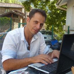 Blogueur. Je dispense des techniques en blogging pour faire de votre blog un meilleur blog et le monétiser.