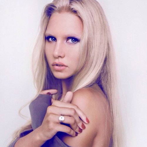 zaparilajara's profile picture. внешность обманчива, а внутренний мир тебя, конечно же, не наебет