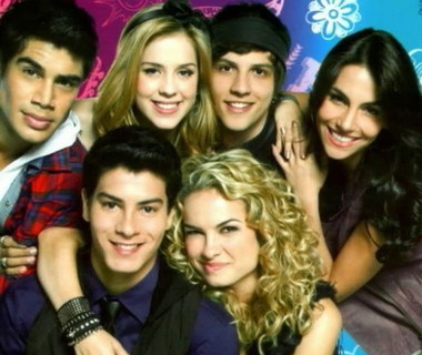 Rebelde, chegou a minha vez/ O que sou niguém vai mudar/ É sempre assim que deve ser/ Meu coração vai ser rebelde para sempre.