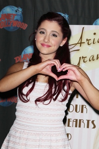 ♥♥♥ @ArianaGrande, tweeting some pictures of Ariana.