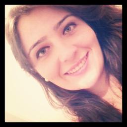 Do meu jeito, não mundo pelos outros, sou ate que simpatica e Felicidade é oq naum falta :)