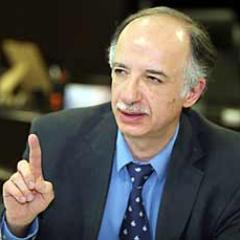 Dr. en Derecho y Dr. en Ciencia Política por la UNAM. Profesor de Derecho Constitucional (UNAM) desde hace más de 40 años. Autor de varias obras en la materia.