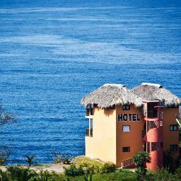 Hotel único con acabados rústicos, detalles hechos por artesanos de la región, espectacular vista al mar y a la maravillosa puesta de sol.