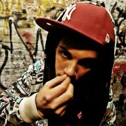 mi piace emis killa e lo ascolto tt il giorno,mi piace anke salmo ecc......,mi piace giocare al computer a gta san andreas