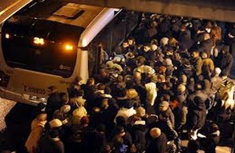 Metrobüs durağındayım.Metrobüse epeyce yaklaşmışım.Tam binecem.Sıkışıklık arasında herşeyi söylemek mümkün.Ama söyleyemiyorum