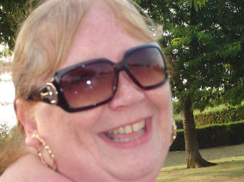 Im a real down to earth South London Mum and Nan. What you see is what you get!  - My kids and my grandchildren are my world.