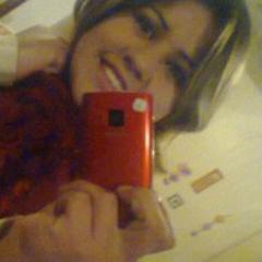 Aquela guria chata,bipolar,sincera,feia,irritante,persistente,gremista,curte pagode. Essa sou eu!