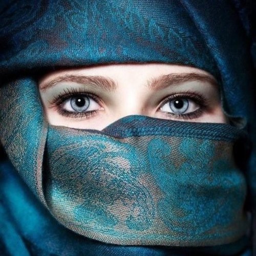 (‏‏كن كالماء يتشكل بكل وعاء) هذه العباره تشبهني كثيرا  .