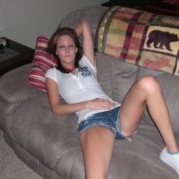 Just a girl looking for some laughs and a good time! I post pics of myself and other hot pics i see online!