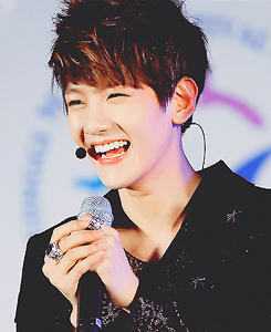 อันยองฮะ ผมบยอน แบคฮยอน สุดหล่อตัวเล็ก แห่ง EXO-K มีคนชอบบอกว่าผมหน้าเหมือนหมา  ฟอลผมมาแล้วจะรู้ว่าผมเป็นหมาที่หล่อที่สุดในโลก :)