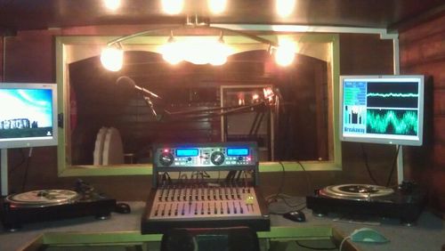 Lokaal illegaal radiostation - donderdagse vergaderclub -