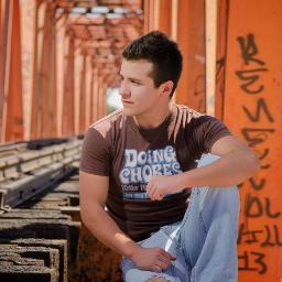 11Luisvazquez's profile picture. “Solo existen dos días en el año en los que no se puede hacer nada. 1 se llama ayer y otro mañana. hoy es el día ideal para amar, creer, y principalmente vivir”