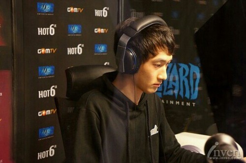 SC2 ProGamer Protoss player fighting!