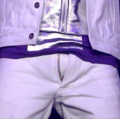 saw justin once on the 21st of April 2011 during the my would tour and it was the best day of my life although he was just an inch tall.