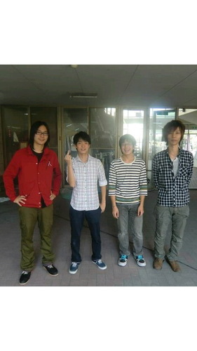 lover-c-loverというバンドです。 “ﾗﾊﾞｰｸﾛｰﾊﾞｰ”と読みます！“ﾗﾊﾞｰｼｰﾗﾊﾞｰ”じゃないですよ！！ Gt.＆Vo.川路／Ba.後藤／Dr.田中／Key.山元