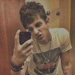 eu te ɑmo , ɑo infinito & ɑlém !
(@ChayLeao) - Since 12/O8/2O12