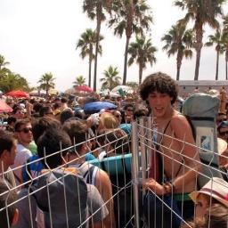 ¡No a la subida de los precios de los abonos del Arenal Sound! Primera CUENTA OFICIAL de sounders cabreados, razón aquí. Buscando sombra en alguna palmera.