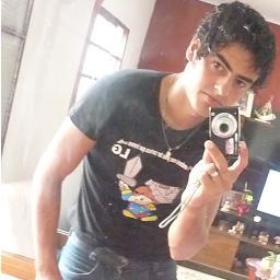 sorrindo brincando  falando mas apenas  levando  a vida sorrindo...Pros que me odeiao amo vc pros que me amam estareii aqui ,  te amo minha brankinha @_ketyM
