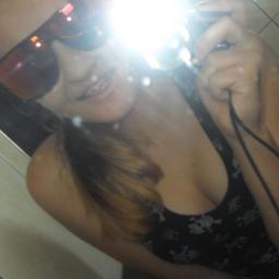 ~A menina q no tenis ALSTAR
Das pulseiras DIVERSSAS
Da franja de LADO
E nao liga para seus rotulos!!!
XD